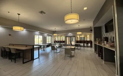 Photo 4 - La Quinta Inn & Suites by Wyndham Albuquerque Midtown
