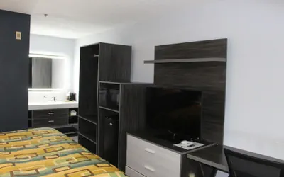 Photo 5 - Douglas Inn And Suites
