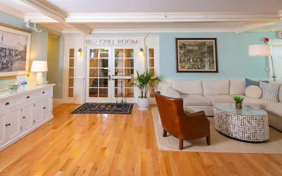 Photo 3 - Island House Hotel