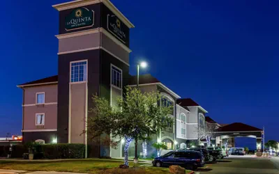 Photo 2 - La Quinta Inn & Suites by Wyndham Laredo Airport
