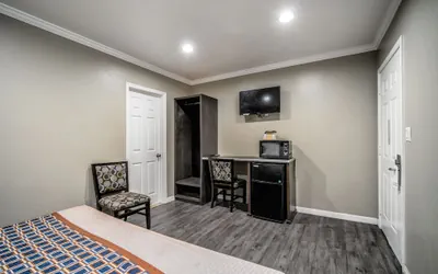 Photo 5 - Regency Inn & Suites