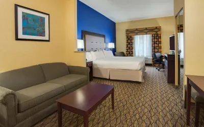 Photo 5 - Holiday Inn Express Tower Center by IHG