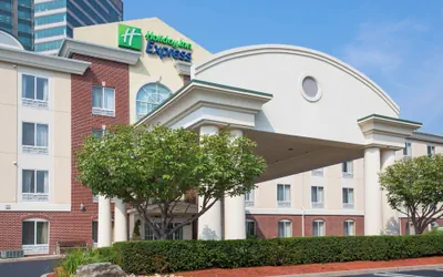 Photo 2 - Holiday Inn Express Tower Center by IHG