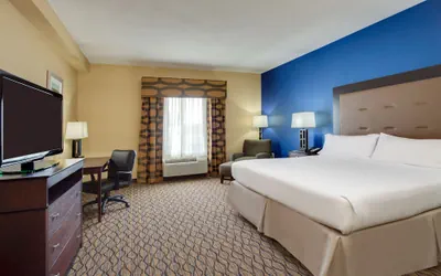 Photo 4 - Holiday Inn Express Tower Center by IHG