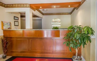 Photo 3 - Econo Lodge Inn & Suites Old Saybrook Westbrook