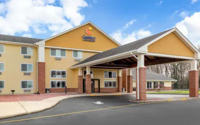 Photo 2 - Comfort Inn & Suites Milford