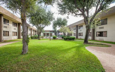 Photo 2 - Days Inn by Wyndham Sherman