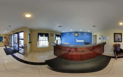 Photo 3 - Deluxe Inn & Suites