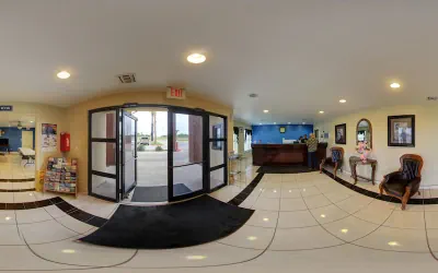 Photo 4 - Deluxe Inn & Suites