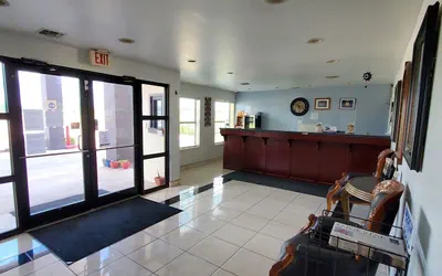 Photo 5 - Deluxe Inn & Suites