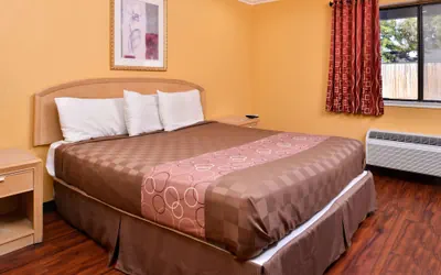 Photo 4 - Americas Best Value Inn & Suites Clearlake Wine Country