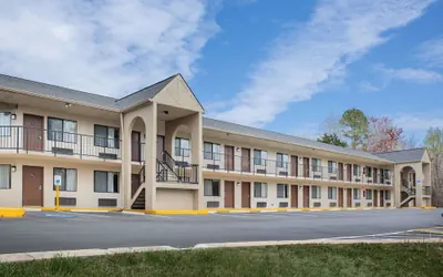 Photo 2 - Super 8 by Wyndham Burlington NC