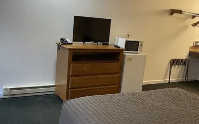 Photo 5 - Economy Inn