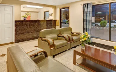Photo 3 - Super 8 by Wyndham Mont Belvieu/Baytown East