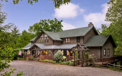 Photo 2 - Bent Creek Lodge Bed & Breakfast