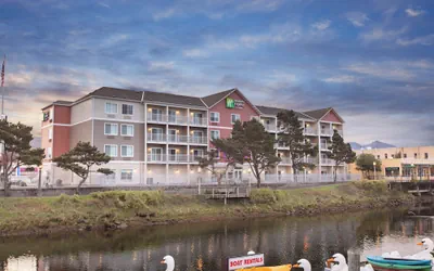 Photo 2 - Holiday Inn Express Hotel & Suites Seaside-Convention Center by IHG