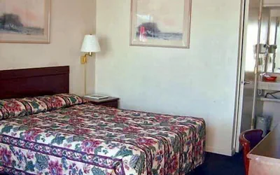Photo 5 - Economy Inn Monterey