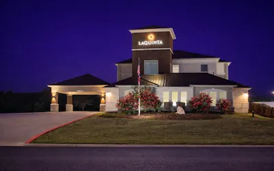 Photo 2 - La Quinta Inn & Suites by Wyndham Kerrville