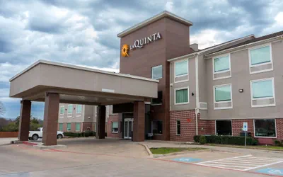 Photo 2 - La Quinta Inn & Suites by Wyndham Dallas Mesquite