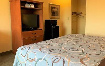 Photo 5 - Super 8 by Wyndham Topeka at Forbes Landing