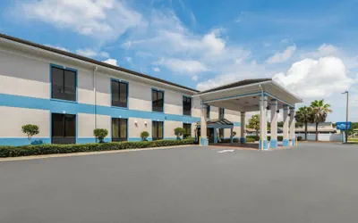 Photo 2 - Baymont by Wyndham Savannah/Garden City