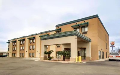 Photo 2 - Quality Inn &  Suites Hattiesburg North