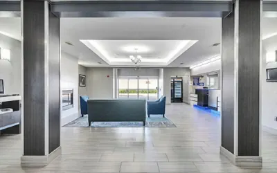 Photo 3 - Platinum Inn & Suites Webster
