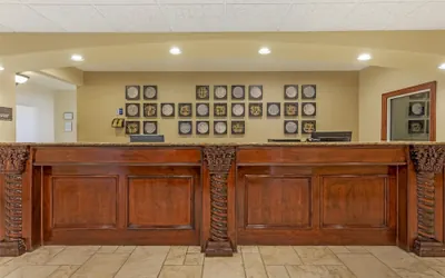 Photo 4 - Best Western Plus Monica Royale Inn & Suites