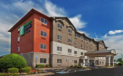 Photo 2 - Holiday Inn Express Hotel & Suites Jenks by IHG
