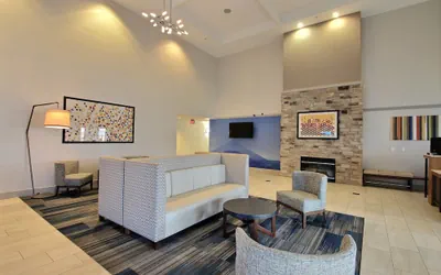 Photo 2 - Holiday Inn Express Hotel & Suites Milwaukee Airport by IHG