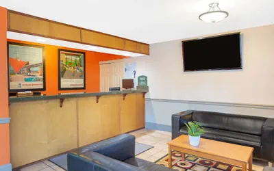 Photo 3 - Howard Johnson by Wyndham Salem