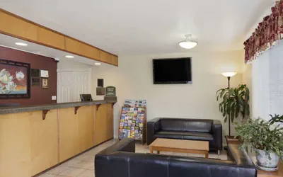 Photo 4 - Howard Johnson by Wyndham Salem