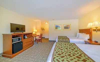 Photo 4 - Town and Country Inn & Resort