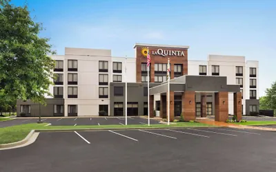 Photo 2 - La Quinta Inn & Suites by Wyndham Newark - Elkton