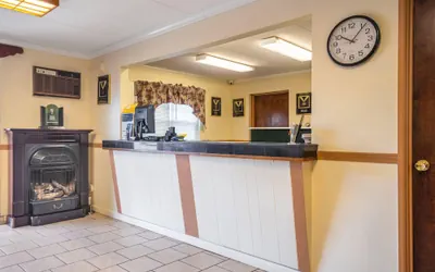 Photo 5 - Econo Lodge Inn & Suites Windsor Locks Bradley Airport