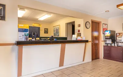 Photo 4 - Econo Lodge Inn & Suites Windsor Locks Bradley Airport