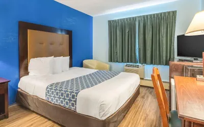 Photo 2 - Econo Lodge Inn & Suites Windsor Locks Bradley Airport