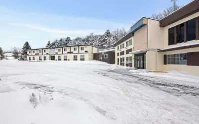 Photo 2 - Econo Lodge Manistee