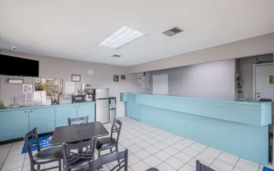 Photo 4 - Americas Best Value Inn Giddings