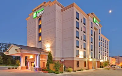 Holiday Inn Express & Suites Bloomington by IHG