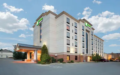 Photo 2 - Holiday Inn Express & Suites Bloomington by IHG