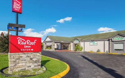 Photo 2 - Red Roof Inn Savannah - Richmond Hill/ I-95