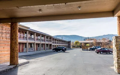 Photo 3 - Econo Lodge Inn & Suites Kalispell - Glacier National Park Gateway