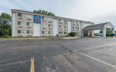 Photo 2 - Motel 6 Lawrence, KS