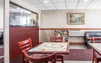 Photo 4 - Rodeway Inn Jersey City North