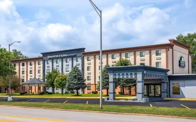 Photo 2 - Days Inn and Suites by Wyndham Hammond, IN