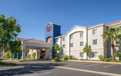 Photo 2 - Hampton Inn & Suites Redding