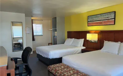 Photo 5 - Lakeshore Inn Water Front