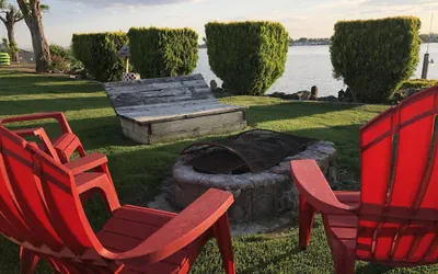 Photo 3 - Lakeshore Inn Water Front