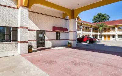 Photo 2 - Rodeway Inn & Suites Humble IAH